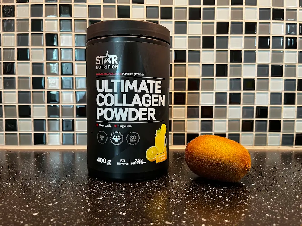 Star Nutrition kollagenpulver ved siden av en kiwi som kilde til vitamin C