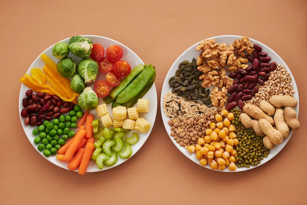 En fargerik flatlay av grønnsaker og nøtter som viser et balansert kostholdskonsept