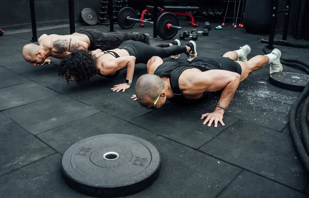 Fitnessentusiaster som utfører push-ups på et treningssenter i Mexico City. Med vekt på samhold og styrke.