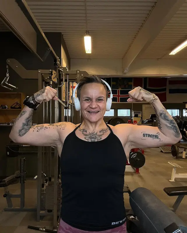Ingeborg Stensby viser armmuskler