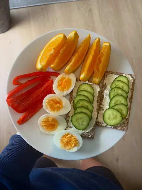 Frokost med proteinkilde, frukt og grønt