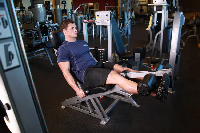 Leg extension sluttposisjon med nesten strake ben og framside lår sammentrukket