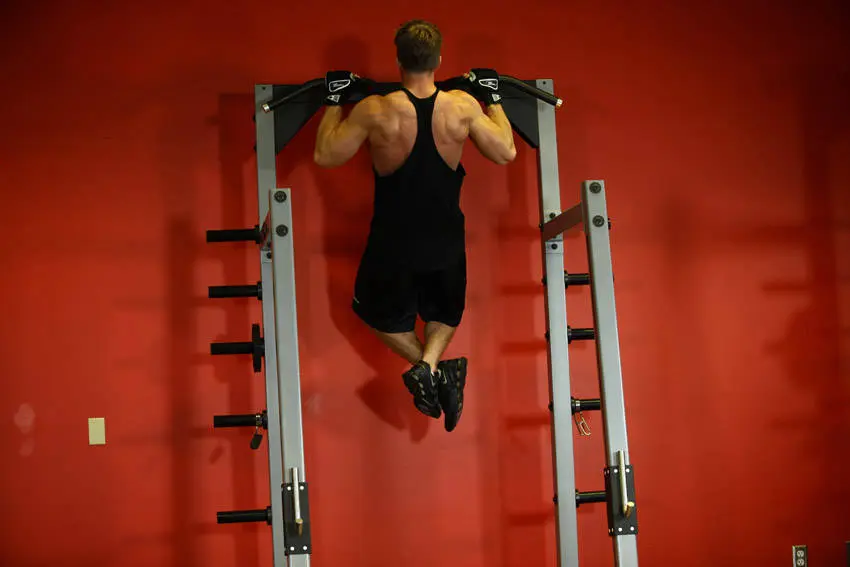 Pull-up sluttposisjon med haka over stanga og skulderbladene klemt sammen