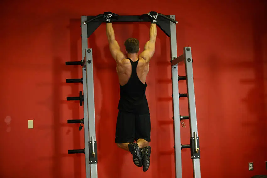 Pull-up startposisjon hengende med strake armer og overhåndsgrep på stanga