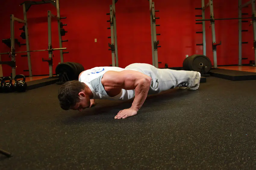 Push-up bunnposisjon med brystet like over gulvet og albuene i 45 grader