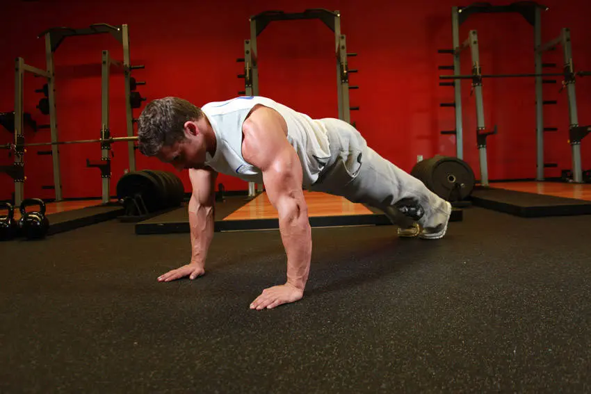 Push-up startposisjon med strake armer og rett kropp fra hode til hæl