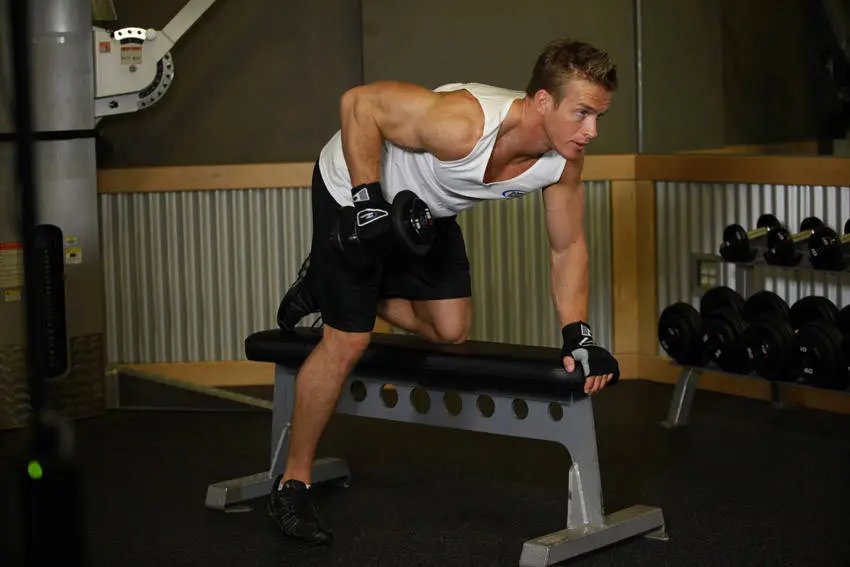 Triceps kickback sluttposisjon med armen strukket helt rak bakover