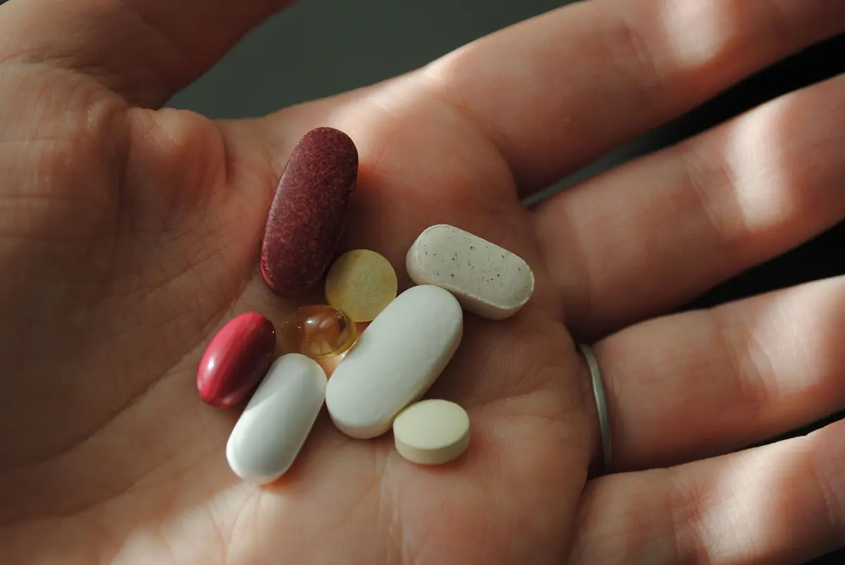 Bilde av en håndflate med vitamin D kosttilskudd