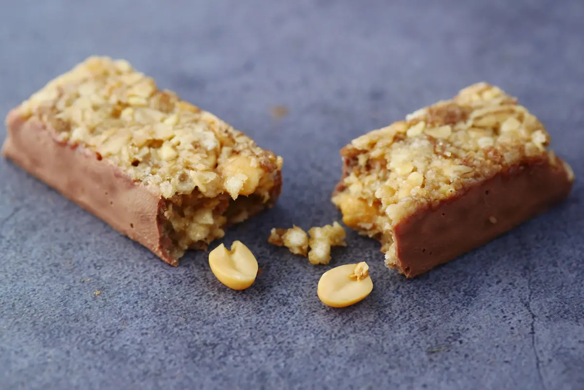 En proteinbar delt i to, med myk konsistens og sjokoladetrekk